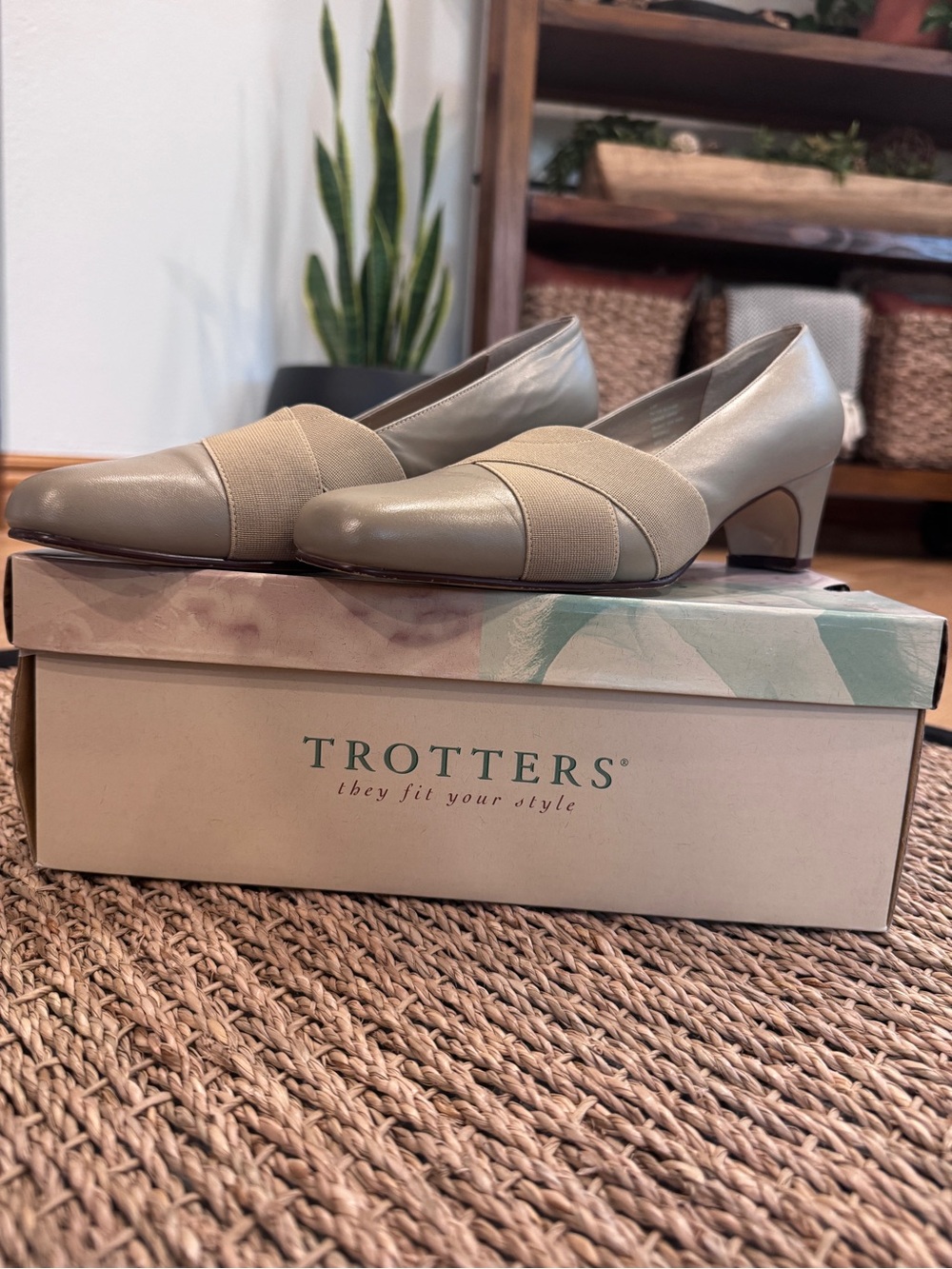 Trotters Womens Dress Pumps Beige Shoes (EUC) with Box